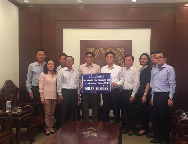 200 triệu đồng c&ugrave;ng t&igrave;nh cảm, sự sẻ chia của c&aacute;n bộ, c&ocirc;ng chức Bộ Tư ph&aacute;p đ&atilde; được Bộ trưởng L&ecirc; Th&agrave;nh Long gửi tới người d&acirc;n bị b&atilde;o lũ tỉnh Kh&aacute;nh Ho&agrave;.