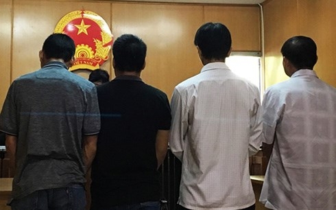 Rủ nhau đi tù vì “rút ruột” xăng máy bay