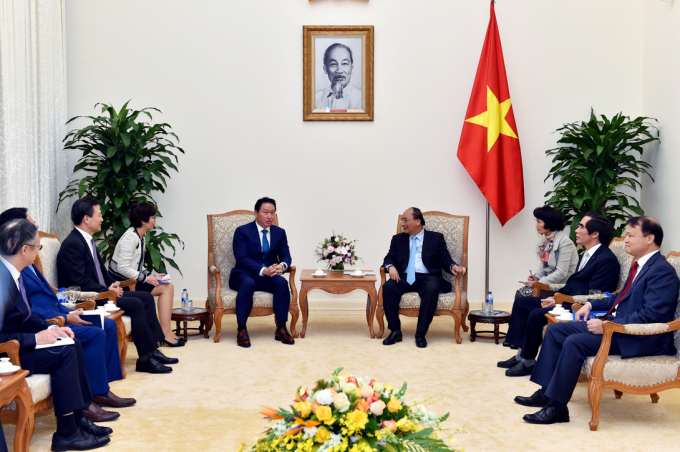 Thủ tướng Nguyễn Xu&acirc;n Ph&uacute;c tiếp Chủ tịch Tập đo&agrave;n SK Group.