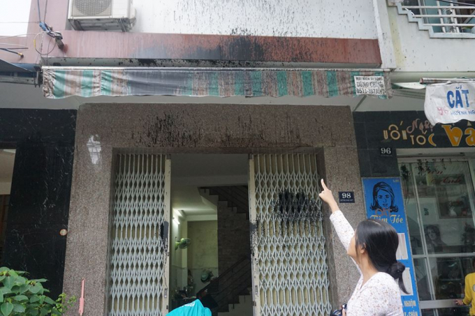 Chị Ngọc Anh chỉ vết nhớt, sơn xuất hiện trước cửa nh&agrave; m&igrave;nh.