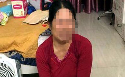 Người phụ nữ bị tố nhiều lần bạo h&agrave;nh ch&aacute;u b&eacute; sơ sinh.