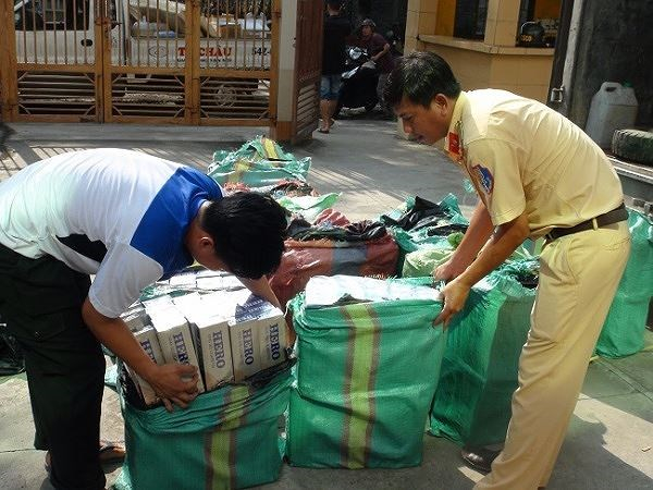 CSGT kiểm tra thu giữ h&agrave;ng ngh&igrave;n bao thuốc l&aacute; lậu. (Ảnh: b&aacute;o An ninh thủ đ&ocirc;)