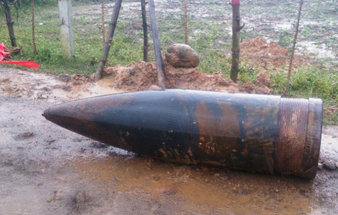 Vật thể được người d&acirc;n ph&aacute;t hiện nghi l&agrave; bom (ảnh minh họa).