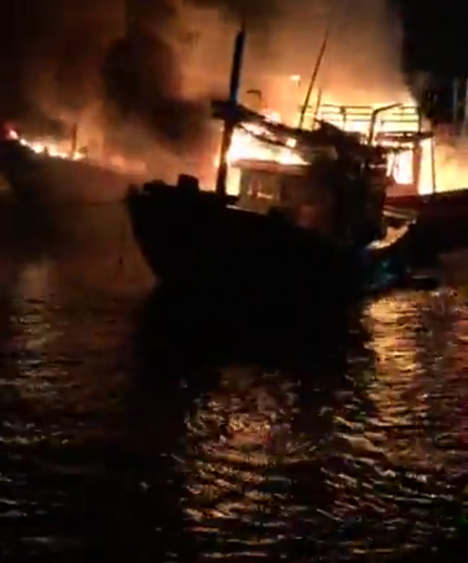 4 t&agrave;u c&aacute; bất ngờ ch&aacute;y rụi trong đ&ecirc;m.