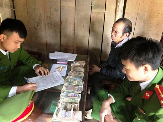 L&ecirc; Thọ T&acirc;n v&agrave; tang vật vụ &aacute;n được C&ocirc;ng an huyện Thường Xu&acirc;n thu giữ.