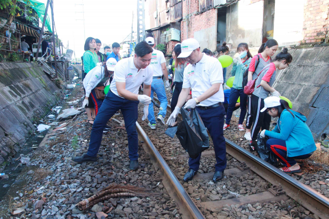 C&aacute;c vị đại biểu c&ugrave;ng sinh vi&ecirc;n tham gia dọn vệ sinh tại khu phố 6 phường 4, quận G&ograve; Vấp, TP HCM.