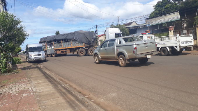 Xe tải vi phạm chắn ngang đường g&acirc;y &aacute;ch tắc giao th&ocirc;ng.