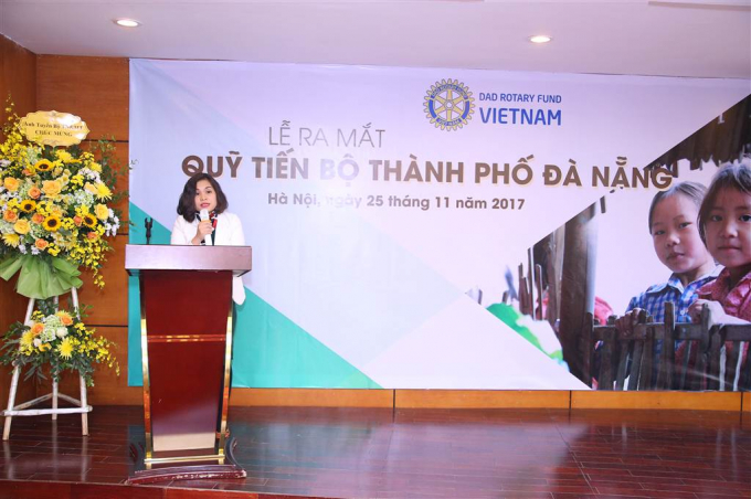 B&agrave; Cao B&iacute;ch Thủy, Trưởng Ban s&aacute;ng lập Quỹ ph&aacute;t biểu khai mạc.