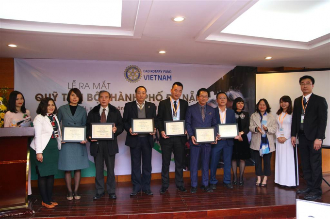 C&aacute;c th&agrave;nh vi&ecirc;n Quỹ nhận bằng khen của Trưởng ban s&aacute;ng lập.