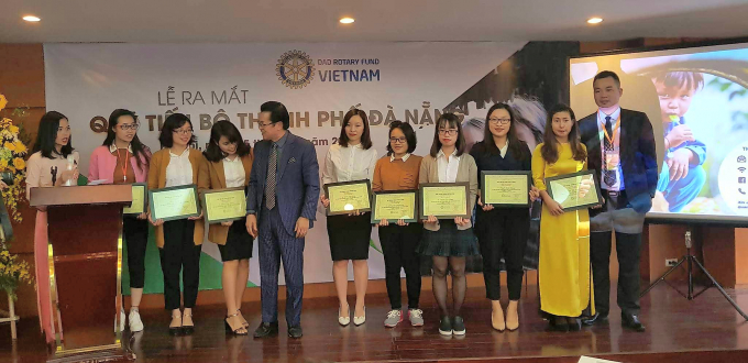 Trao bằng khen cho c&aacute;c t&igrave;nh nguyện vi&ecirc;n.