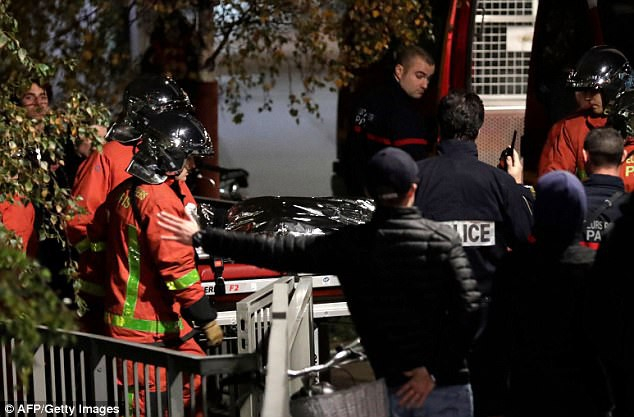 Lực lượng cảnh s&aacute;t đưa x&aacute;c con hổ đi. Trước đ&oacute;, con hổ đ&atilde; hung hăng đi lại tr&ecirc;n đường phố, g&acirc;y n&ecirc;n cảnh hỗn loạn, n&oacute; c&ograve;n bước v&agrave;o một nh&agrave; ga.