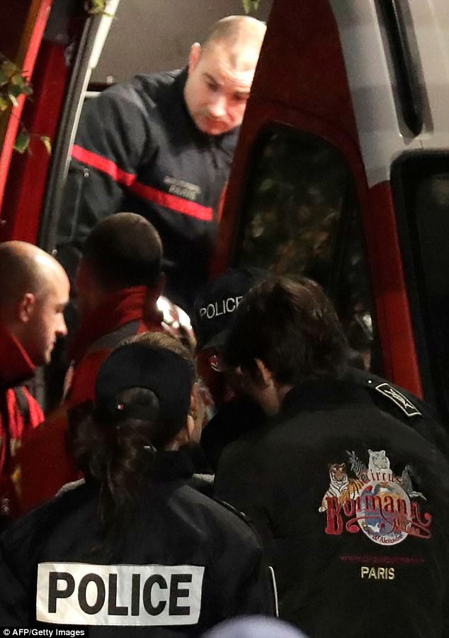 Cảnh s&aacute;t Paris đ&atilde; nhanh ch&oacute;ng hạ gục con hổ bằng s&uacute;ng, sau khi những nỗ lực của nh&acirc;n vi&ecirc;n g&aacute;nh xiếc trong việc dụ con hổ quay trở về chuồng đều thất bại.