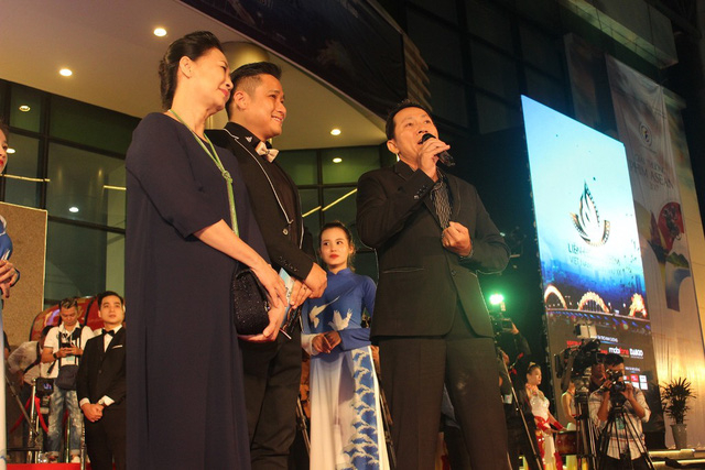 NSND Như Quỳnh c&ugrave;ng tr&ograve; chuyện tại thảm đỏ với MC Minh Tiệp