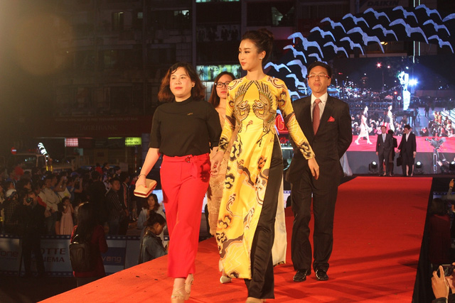 Hoa hậu Đỗ Mỹ Linh tươi tắn v&agrave; v&ocirc; c&ugrave;ng giản dị với t&agrave; &aacute;o d&agrave;i