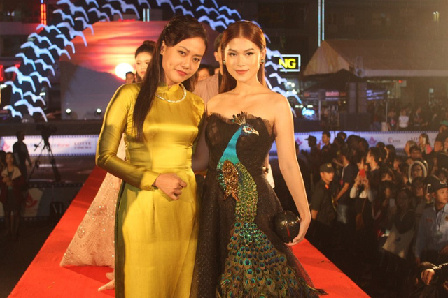 Nữ diễn vi&ecirc;n Hồng &Aacute;nh đọ nhan sắc với diễn vi&ecirc;n trẻ Ngọc Thanh T&acirc;m, thời gian vừa qua Hồng &Aacute;nh g&acirc;y ấn tượng với vai tr&ograve; đạo diễn trong phim &ldquo;Đảo của d&acirc;n ngụ cư&rdquo;.