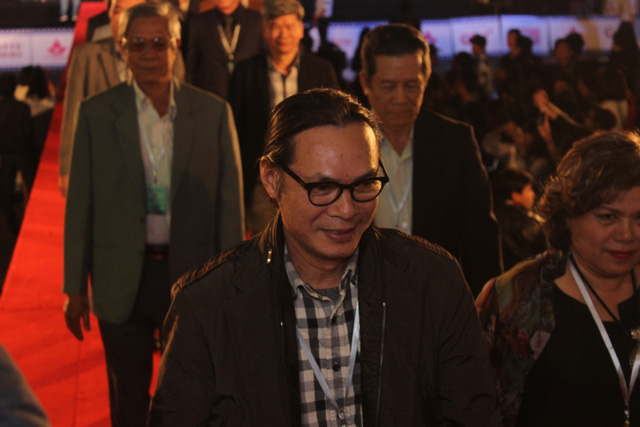 Đạo diễn Trần Lực xuất hiện tr&ecirc;n thảm đỏ c&ugrave;ng với c&aacute;c đo&agrave;n l&agrave;m phim