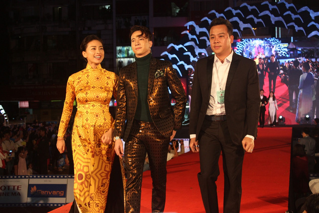 Ng&ocirc; Thanh V&acirc;n diện &aacute;o d&agrave;i &ldquo;C&ocirc; Ba S&agrave;i G&ograve;n&rdquo; c&ugrave;ng với nam ca sĩ ST