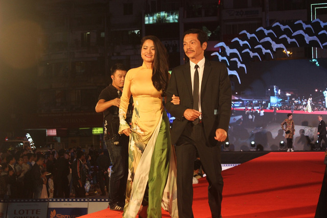 NSƯT Trung Anh xuất hiện c&ugrave;ng với Th&uacute;y Hằng, t&ecirc;n tuổi của anh ng&agrave;y c&agrave;ng được khẳng định hơn qua vai &ldquo;Lương bổng&rdquo; nổi tiếng trong phim &ldquo;Người ph&aacute;n xử&rdquo;.