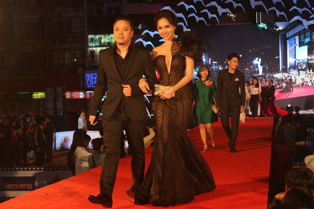 Đạo diễn Victor Vũ xuất hiện c&ugrave;ng với b&agrave; x&atilde; Đinh Ngọc Diệp