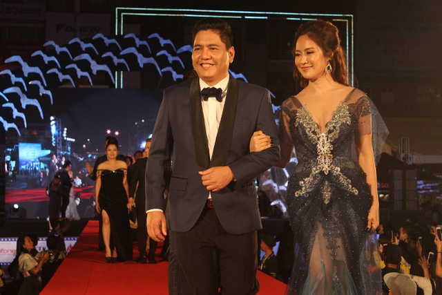 Cặp đ&ocirc;i Thanh Th&uacute;y v&agrave; Đức Thịnh &ldquo;t&igrave;nh tứ&rdquo; tr&ecirc;n thảm đỏ.