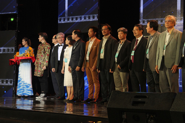 B&ecirc;n cạnh c&aacute;c nghệ sĩ, đo&agrave;n l&agrave;m phim Việt, thảm đỏ LHP VN 2017 c&ograve;n ch&agrave;o đ&oacute;n đ&ocirc;ng đảo c&aacute;c nghệ sĩ, c&aacute;c đo&agrave;n l&agrave;m phim quốc tế c&oacute; phim tham dự trong hạng mục giải thưởng phim Asean của LHP lần n&agrave;y.