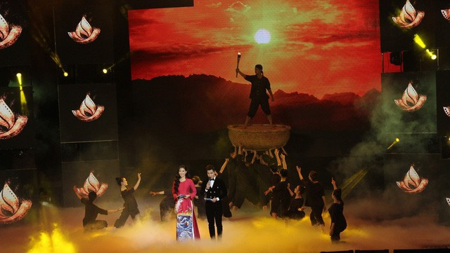 Ti&ecirc;́t mục mở màn của Li&ecirc;n hoan phim &ndash; hoạt cảnh Hoạt cảnh m&uacute;a tương t&aacute;c Hologram mang t&ecirc;n