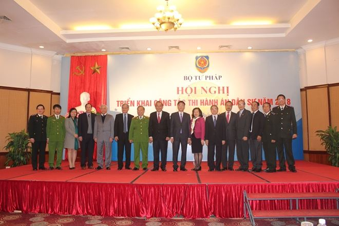 Ph&oacute; Thủ tướng Trương H&ograve;a B&igrave;nh v&agrave; c&aacute;c đại biểu chụp ảnh lưu niệm.