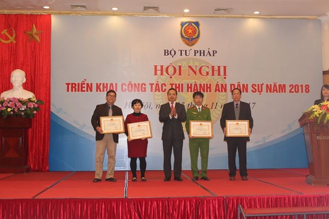 Thứ trưởng Trần Tiến Dũng tặng Bằng khen cho c&aacute;c c&aacute; nh&acirc;n