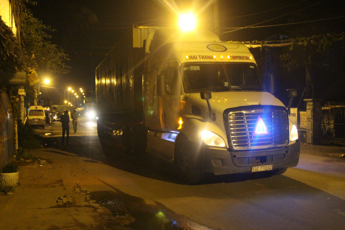 Chiếc xe container dừng c&aacute;ch đ&oacute; khoảng 30m.