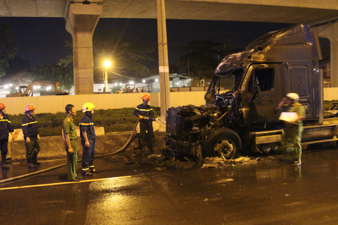 Cảnh s&aacute;t pccc quận 9 dập lửa tại hiện trường.