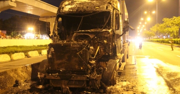 Lửa bao trùm xe đầu kéo, tài xế đạp cửa thoát thân