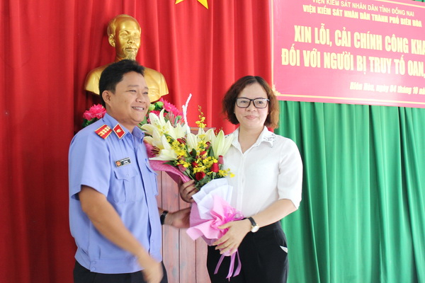 B&agrave; Trịnh Thị Nghị trong buổi xin lỗi minh oan.