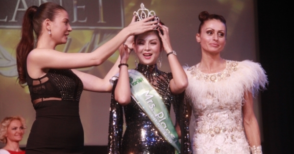 Vợ diễn viên Thành Được đạt giải Á hậu 1 tại cuộc thi Mrs. Planet 2017