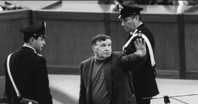 Toto Riina bị dẫn ra t&ograve;a.