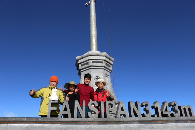 Rất đ&ocirc;ng du kh&aacute;ch th&iacute;ch th&uacute; v&agrave; chụp ảnh lưu niệm tr&ecirc;n đỉnh Fansipan.