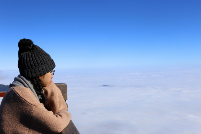 Du kh&aacute;ch thẫn thờ trước vẻ đẹp kỳ diệu tr&ecirc;n đỉnh Fansipan.