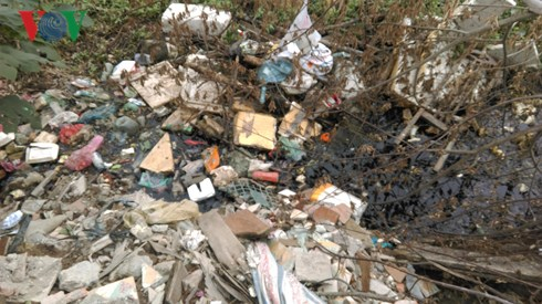 R&aacute;c thải ngập ngụa mặt hồ Linh Quang.