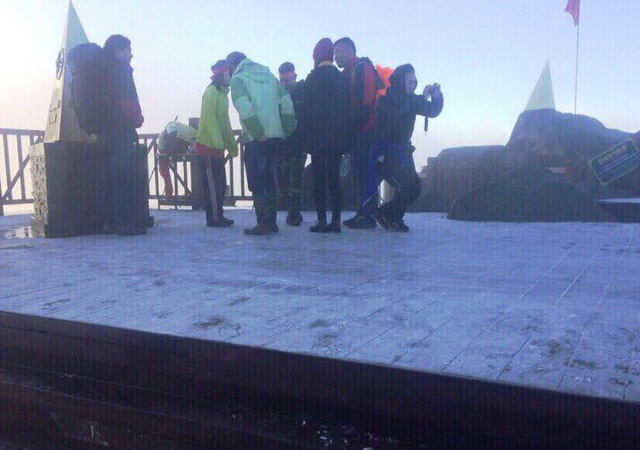 Bất ngờ cảnh sương muối phủ trắng đỉnh n&uacute;i Phan Si Păng