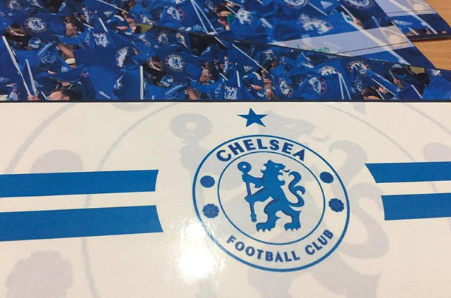 Cặp đ&ocirc;i fans Chelsea thiết kế thiệp cưới như v&eacute; xem b&oacute;ng đ&aacute;