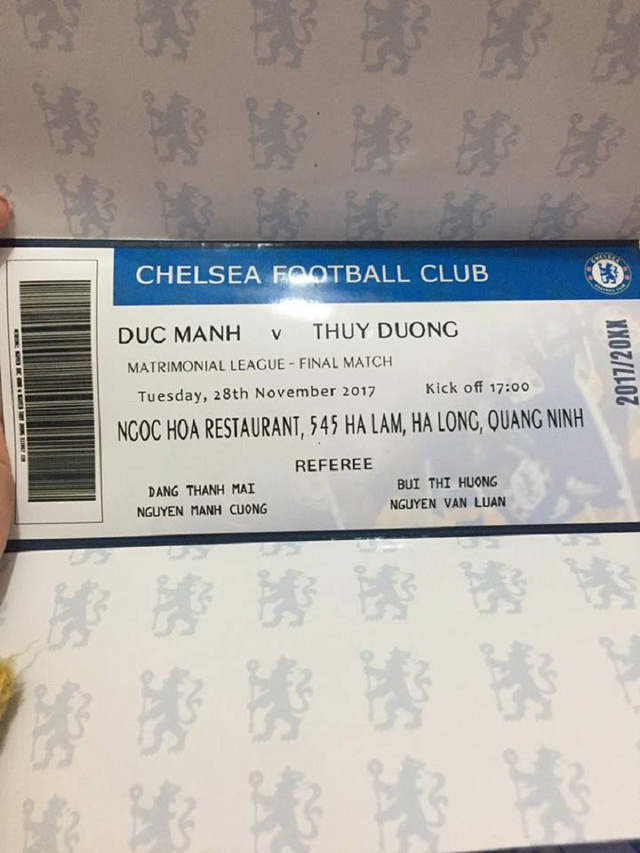 Cặp đ&ocirc;i fans Chelsea thiết kế thiệp cưới như v&eacute; xem b&oacute;ng đ&aacute;