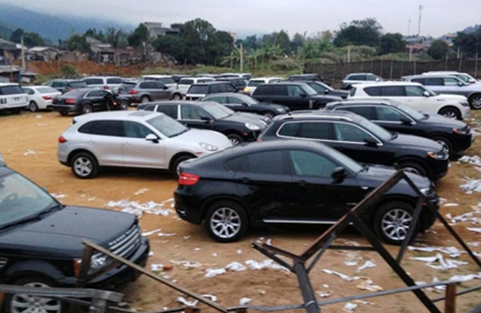 D&agrave;n si&ecirc;u xe trong vụ &aacute;n bu&ocirc;n lậu của Dũng &ldquo;mặt sắt&rdquo;.