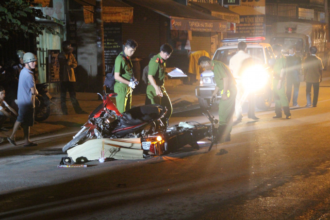 C&ocirc;ng an quận 9 kh&aacute;m nghiệm hiện trường.