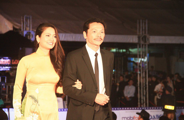 Nghệ sĩ Trung Anh v&agrave; Thu&yacute; Hằng tr&ecirc;n thảm đỏ LHP Việt Nam lần thứ 20 tối qua. Ảnh: Vietnamnet.