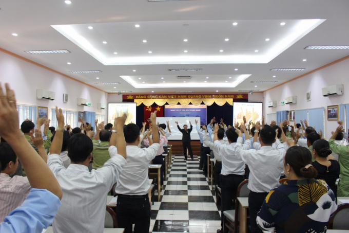 Tiết mục khởi động đầu tiết học tạo kh&ocirc;ng kh&iacute; phấn khởi cho tất cả học vi&ecirc;n