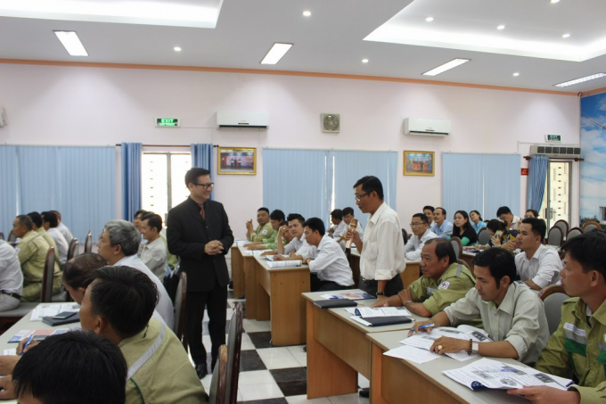 Thầy B&ugrave;i Trọng Giao đang trao đổi với học vi&ecirc;n về đối tượng t&aacute;c động khi x&acirc;y dựng VHDN