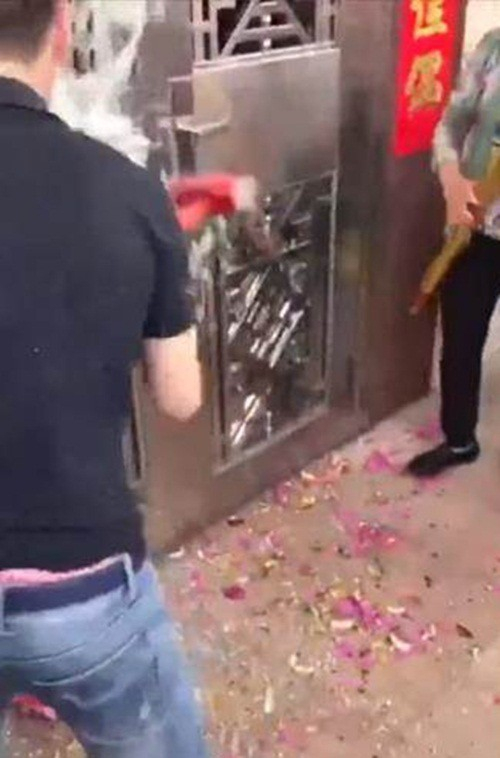 Đến rước d&acirc;u, ch&uacute; rể cầm b&uacute;a đập cửa khiến d&agrave;n ph&ugrave; d&acirc;u bị thương nặng