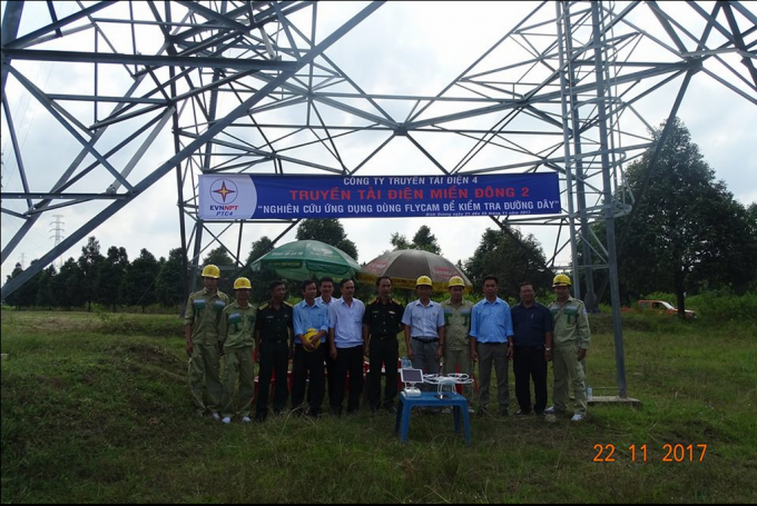 Đại diện Ban Ph&ograve;ng kh&ocirc;ng &ndash; Bộ Chỉ huy Qu&acirc;n sự tỉnh B&igrave;nh Dương gi&aacute;m s&aacute;t qu&aacute; tr&igrave;nh bay thử nghiệm