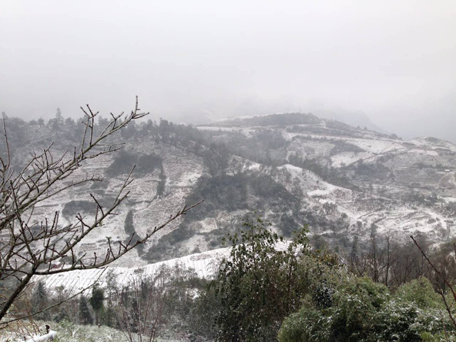 Những ngọn đồi cũng được phủ một m&agrave;u trắng. Ảnh: Ho&agrave;ng Nam.