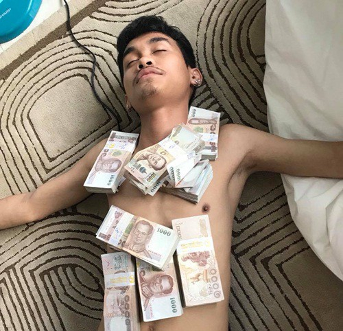 Bị bạn g&aacute;i giận, ch&agrave;ng trai quyết bỏ ra 700 triệu đồng l&agrave;m h&ograve;a