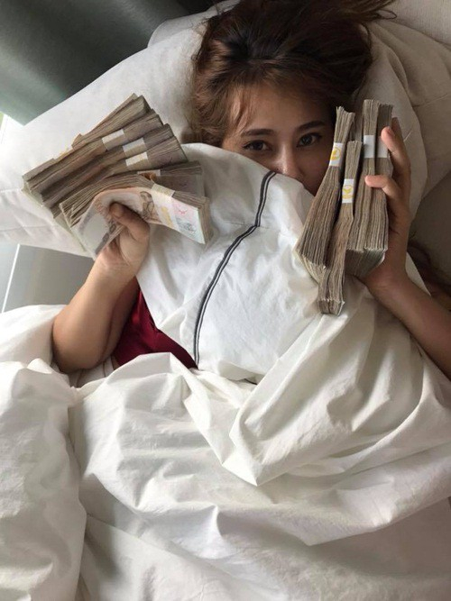 Bị bạn g&aacute;i giận, ch&agrave;ng trai quyết bỏ ra 700 triệu đồng l&agrave;m h&ograve;a